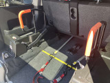 手摺りです。車いす使用者が立ち上がる際等に使用します。