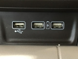 【USBポート】USBポートも装備されています、スマートフォンの充電やオーディオに連携も可能です、今や欠かせない装備の一つです!