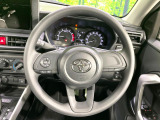 インテリアに合わせたデザインのステアリングは、運転される方のことも考え、運転しやすい形状、大きさです。是非一度、実際に触ってお確かめください。