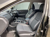 運転席シートには肘掛もついてます。