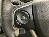 ステアリングスイッチがついていますので、オーディオのチャンネル変更、ボリューム、ジャンル変更が操作可能です。ハンドルから手を離さず安全に操作できます。