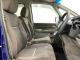 広い足元に肘掛けもついたゆったり座れるシートです。運転席と助手席の足元が空いているため、助手席側への移動がスムーズです。交通量の多い道でも、助手席側から乗り降りができます。