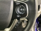ハンドルにHondaセンシング系のクルーズコントロールやレーンキープアシストなどのスイッチが装備されています。ハンドルから手を離さず安全に操作できます。