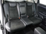 2列目ベンチシートです!フラットで乗り降りがしやすく、足元の広さも十分で座りやすいシートです。