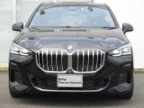 BMWと言えば特徴的なキドニーグリル。ダイナミックなフロントマスクを演出します。