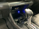 運転席、助手席間にはカップホルダーがあります。