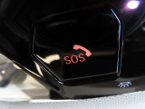 SOSコール/エアバックが展開するような深刻な事故において、自動でSOSコールを発信します。車内で急病人が出るような緊急時は、手動で発信可能です。