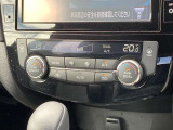 すっきりした運転席周りにはナビやエアコンの操作パネルを設置しております。