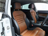 ■エレガンス専用2トーンナパレザーシート ■前後席シートヒーター ■運転席メモリー機能付きパワーシート ■電動ランバーサポート ■シートマッサージ機構