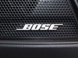 BOSEサウンドシステムを搭載。「良い音を出す」ではなく、その車種のごとに特徴を計算(車種専用設計)し、「反響音」を作り出すことによってどの座席でも自分中心で音が聴こえ、「心地よい空間」を作り出します。