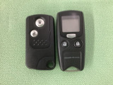 スマートキーを装備しています。鍵を差し込むことなくドアロックの開け閉めができます。加えて、純正リモコンエンジンスターター用の操作キーもついています。