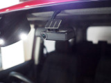ドライブレコーダーが装備されています。録画した映像はこの車両に装備のカーナビでも再生が可能です。