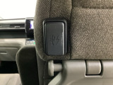 運転席シート後ろに、ナビゲーション用の外部入力やスマートフォンなどの充電可能なUSB端子が1個づつついています。