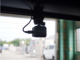 この車にはリアにもドライブレコーダーを装備しております◆映像・音声などを記録する自動車用の装置です。 もしもの事故の際の記録はもちろん、旅行の際の思い出としてドライブの映像を楽しむことができます。
