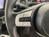 オーディオのチャンネル変更やボリュームなどの操作スイッチの他にレフトセレクターホイールがついています。中央部を指先で上下に動かすことで、マルチインフォメーション・ディスプレイの各表示が確認できます。
