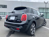 MINIのアイコンでもある、丸目のヘッドライト。高いデザイン性でMINIをよりお洒落に見せてくれます!
