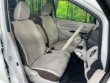 運転席まわりには十分なスペースがあり、大柄な方でもゆったり運転していただける環境です。