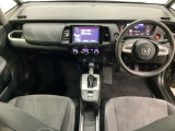 車内は光触媒抗菌消臭施工済です。スタイリッシュなデザインでスポーティなインパネ周りを演出します。グローブボックスやカップホルダーのほかにトレーなどたくさんの収納スペースが付いています。