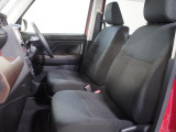 前席はセパレートシート。運転席にはアームレストが備わっています。