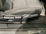 シートハイトアジャスターが付いているので運転姿勢を調整するのに便利ですね。身長に合ったシートポジションは安全運転や疲労軽減にもつながります。