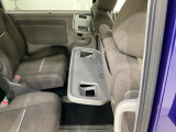 休憩時のちょっとした小物置きに使えるカップホルダー付きの「格納式のシートバックテーブル」を装備しています。