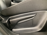 運転席にはドライバーの体型や好みに応じて前後方向だけでなく、高さの調整ができるシートリフターを装備!