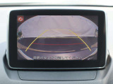 カラーで後方映像をモニターに映し出してくれるので、ショッピングモールのような狭い駐車場であったとしても障害物を見つけ、楽々駐車することができますね。