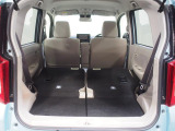 後席を左右とも倒した状態です。お買い物の荷物が増えてしまっても安心ですね。