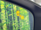 【ブラインドスポットモニタリング】走行中、ドアミラーの死角になりやすい箇所に後続車が接近するとサイドミラー付近に警告を表示、ドライバーに注意喚起をしてくれます。