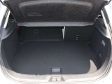 大きな荷物を積みたい時、奥行きが必要な時は、リヤシートを倒してお使い頂くとフラットな奥行きが広がり、とても使い勝手が良いです!