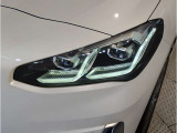 【LEDヘッドライト】先進のLEDテクノロジーを採用。放射される白色光の周波特性は太陽光に近く、バイキセノン・ヘッドライトを上回るコントラストで更に明るく輝きます!