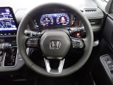 ハンドル左側にはオーディオ操作が出来るオーディオリモートコントロールスイッチ、右側にはHonda SENSINGとオートクルーズコントロールのスイッチを装備!