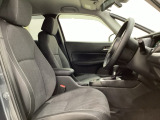 広い足元にゆったり座れるシートには肘掛けも装備しており長距離の運転でも疲れにくくなってます。女性でも運転がしやすいように、シートの高さ調整機能(シートリフター)がついています。
