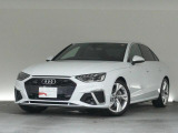 Audiデザインの特徴であるシングルフレームグリルが存在感を主張します。