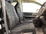 広い足元に肘掛けもついたゆったり座れるシートです。運転席と助手席の間が空いているため、助手席側への移動がスムーズです。交通量の多い道でも、助手席側から乗り降りができます。
