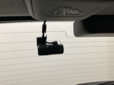 後方にもドライブレコーダーのカメラが付いています。前後両方でお車の周りを監視・記録いたします。