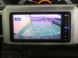車両後方の映像を映すバックモニター。進路を確認しながら安全に車庫入れできます。
