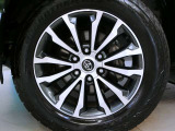 車のデザインにマッチした純正アルミホイール