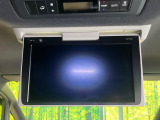 【12.1型フリップダウン】大画面モニターで後席でもエンタメをお楽しみいただけます。家族や友人とお出かけする機会が多い方に大人気です♪