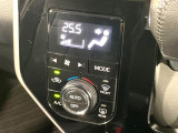 【オートエアコン】一度お好みの温度に設定すれば、車内の温度を検知し風量や温度を自動で調整。暑い…寒い…と何度もスイッチ操作をする必要はありません。快適な車内空間には必須の機能ですね♪