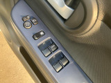 パワーウィンドウのスイッチですよ。 運転席に居ながら窓を開け閉めのコントロールできますよ。