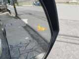 BSM(ブラインドスポットモニター)装備。後方の死角から来る二輪車や自動車を感知してお知らせ、不意の巻き込み事故防止・軽減してくれます。
