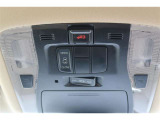 【片側パワースライドドア】大きな荷物を持っていてもスイッチを軽く押すことが出来れば簡単に全開に出来ます♪雨の日のお迎え、素早く乗り込みたいお子様をドアを開けてスマートにお出迎え♪