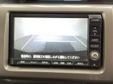 バックでの車庫入れも安心です! リアカメラが付いているバックモニター付のナビを装備しております。操作線もついており距離感も画面から確認できます。