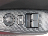 運転席のパワーウインドースイッチ部です。よく触れる場所だからこそ、使用状態があらわれますよね。ぜひこうした所もチェックしてください。