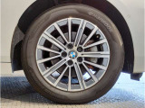 【BMWアロイホイル】軽量かつ強度に拘ったアロイホイル。走行性能ポテンシャルを引き出す設計。車の足元を引き締めてくれる大きなポイントはアロイホイルです。