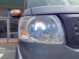 【LED・HIDヘッドライト】 ハロゲンヘッドライトに比べて大光量で、遠方視認性を向上させてくれる為、悪天候や夜間の運転をより安全にサポートしてくれます