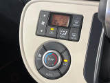 【オートエアコン】一度お好みの温度に設定すれば、車内の温度を検知し風量や温度を自動で調整。暑い…寒い…と何度もスイッチ操作をする必要はありません。快適な車内空間には必須の機能ですね♪