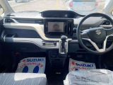 シンプルで使いやすい運転席周り。インパネシフトですので足元広々としています。