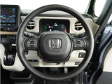 【Honda SENSING】 カメラ等装置で精度の高い検知能力を発揮、安全運転を支援します。ステアリング上のコントローラーに注目!